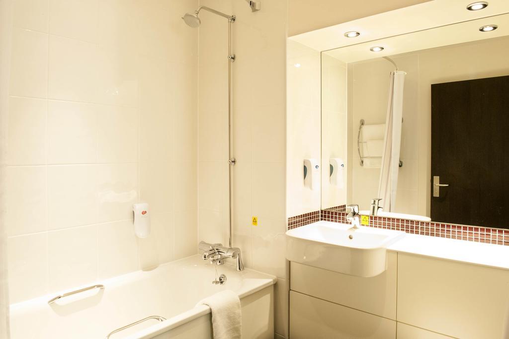 Premier Inn London City - Aldgate Δωμάτιο φωτογραφία